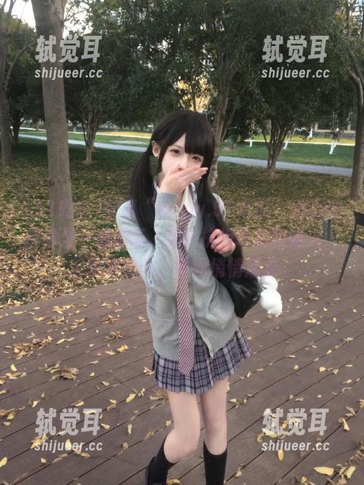 51吃瓜 安卓“www.51吃瓜”里的热搜像是一道磁场,无法抗拒地将我吸入,无限滑动间,时间悄悄溜走。