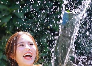 “51吃瓜”今日最新送达——免费的蜜汁戏码让人忍不住莞尔。