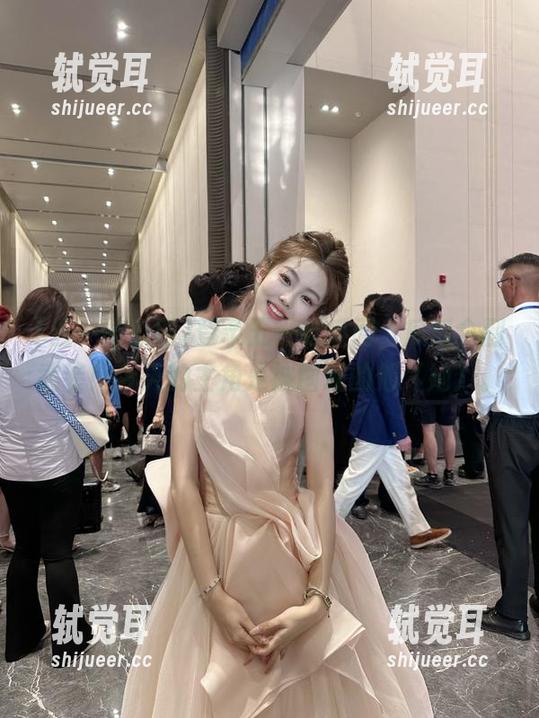 五一吃瓜网 登录五一吃瓜网,瓜瓜全副武装!今天的主角是被围观的他(她)。
