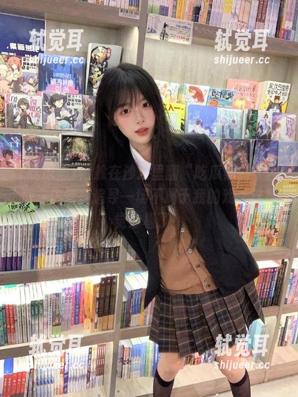 躲在沙发里翻“吃瓜黑料”网页，仿佛在追寻一场不属于我的戏，这感觉妙极了！