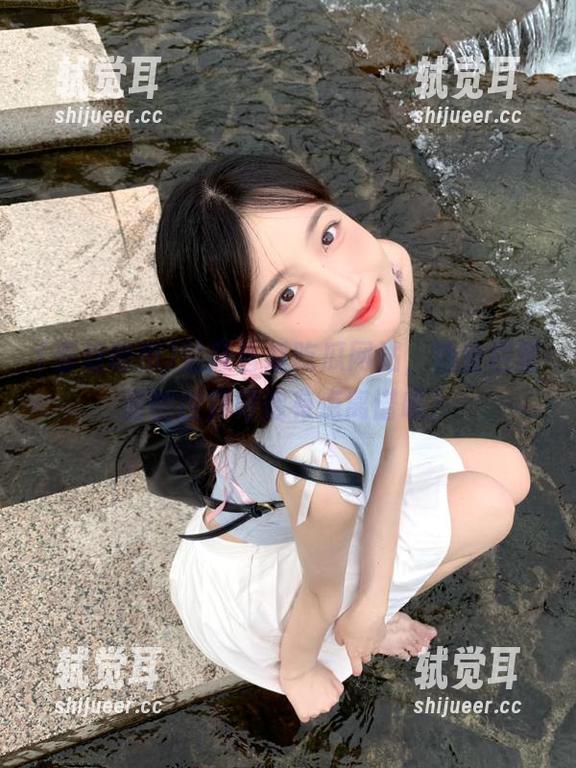 登陆吾爱吃瓜网站，地址栏里面的世界好像有点离谱哦？