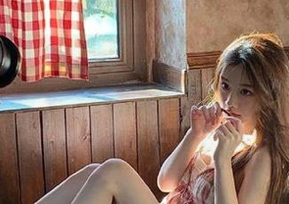 每次登录“黑料正能量”网站，我总是被这场不知疲倦的八卦洗礼到神清气爽。