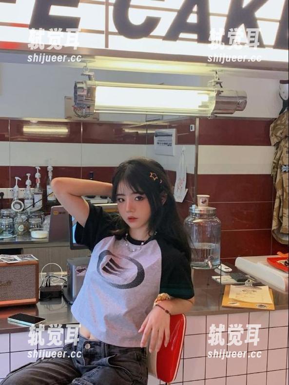 “黑料正能量不打烊”下载后，果然能看见人性的光辉…噗