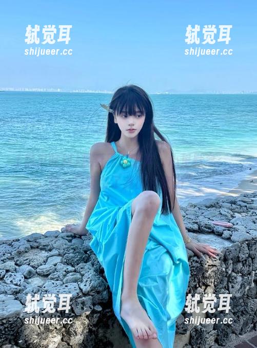 观看黑瓜吃料，心里默念：“这一口吸引了我的注意力”。